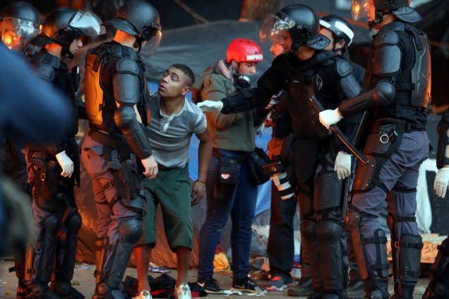 Polícia militar aborda usuários de crack durante operação na Cracolândia, no centro de São Paulo - 11/06/2017 Polícia militar aborda usuários de crack durante operação na Cracolândia, no centro de São Paulo - 11/06/2017