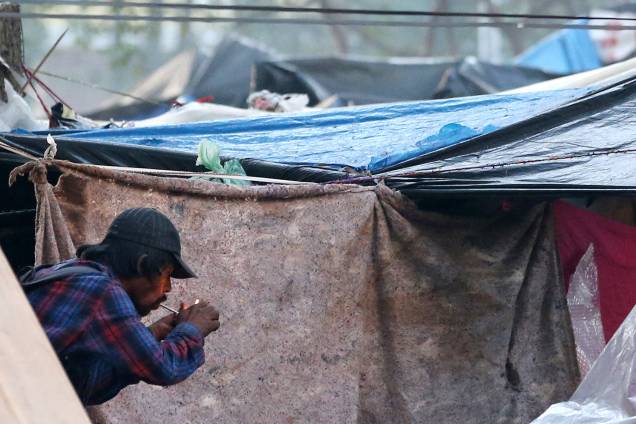 Usuário de crack é visto durante operação policial na Cracolândia, no centro de São Paulo - 11/06/2017 Usuário de crack é visto durante operação policial na Cracolândia, no centro de São Paulo - 11/06/2017