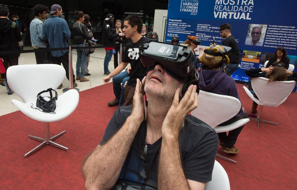 Espectador assiste filme em realidade virtual na mostra paralela do Festival Varilux de Cinema Francês 2017