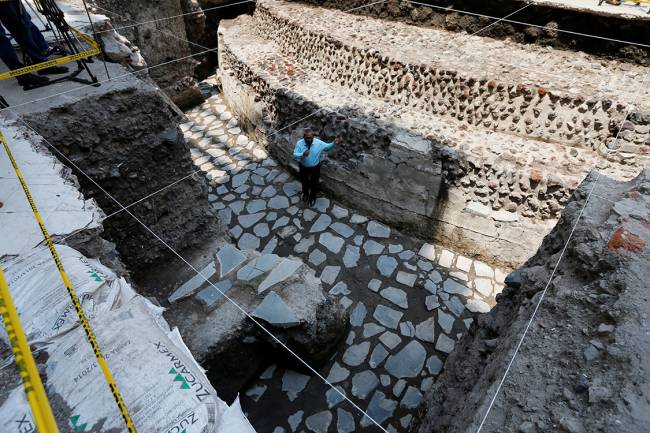 Arqueólogos descobrem quadra de jogos e templo asteca no centro da Cidade do México