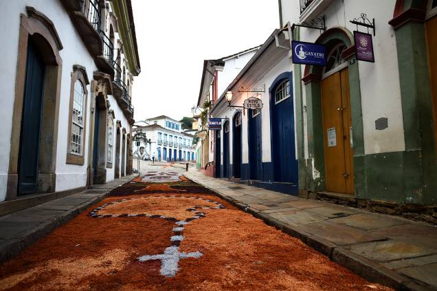 Tapetes de serragem colorem ruas de Ouro Preto na celebração de Corpus Christi - 15/06/2017 Tapetes de serragem colorem ruas de Ouro Preto na celebração de Corpus Christi - 15/06/2017