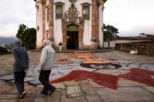Tapetes de serragem colorem ruas de Ouro Preto na celebração de Corpus Christi - 15/06/2017 Tapetes de serragem colorem ruas de Ouro Preto na celebração de Corpus Christi - 15/06/2017