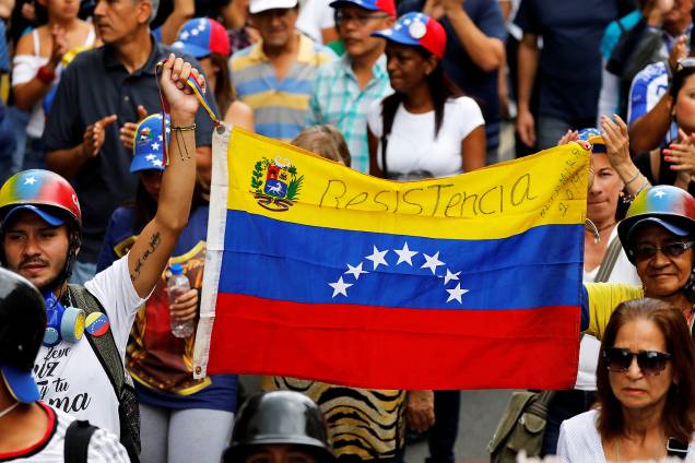 Uma bandeira da Venezuela é mostrada durante um novo protesto contra o presidente Nicolás Maduro, em Caracas - 07/06/2017 Uma bandeira da Venezuela é mostrada durante um novo protesto contra o presidente Nicolás Maduro, em Caracas - 07/06/2017