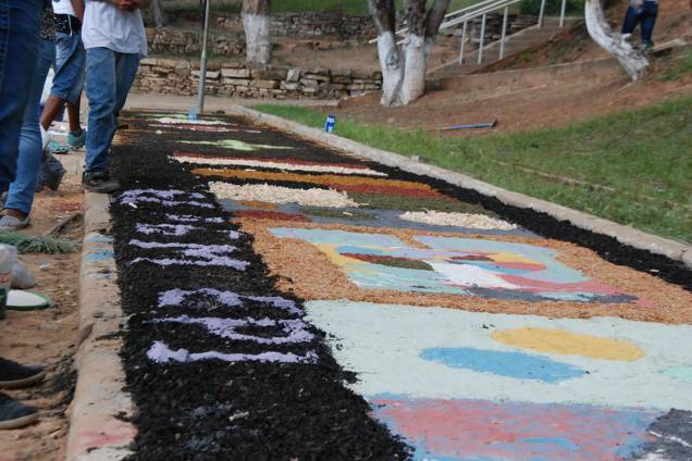 Fiéis confeccionam tapete artesanal em Diamantina, para comemorações do feriado de Corpus Christi, em Minas Gerais - 15/06/2017 Fiéis confeccionam tapete artesanal em Diamantina, para comemorações do feriado de Corpus Christi, em Minas Gerais - 15/06/2017
