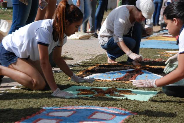 Fiéis confeccionam tapete artesanal em Diamantina, para comemorações do feriado de Corpus Christi, em Minas Gerais - 15/06/2017 Fiéis confeccionam tapete artesanal em Diamantina, para comemorações do feriado de Corpus Christi, em Minas Gerais - 15/06/2017