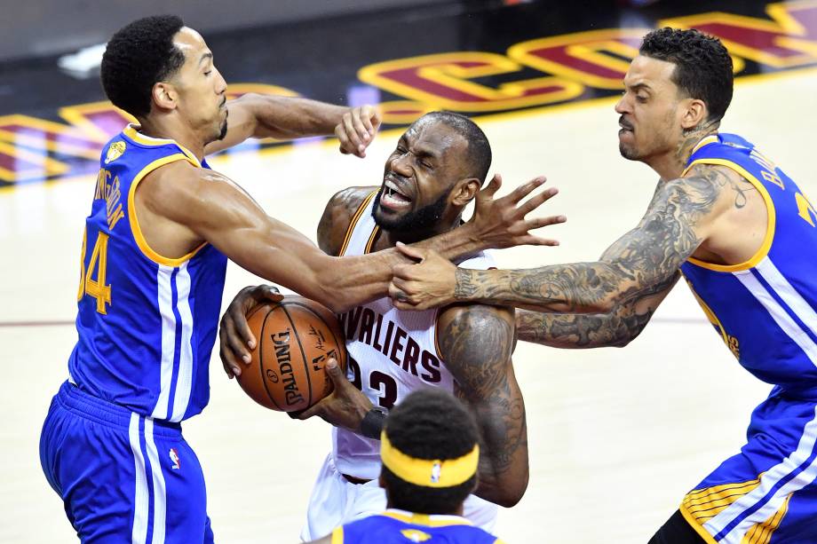 LeBron James do Cleveland Cavaliers é marcado de perto por  Shaun Livingston e Matt Barnes do Golden State Warriors durante o jogo 4 das finais da NBA - 09/06/2017