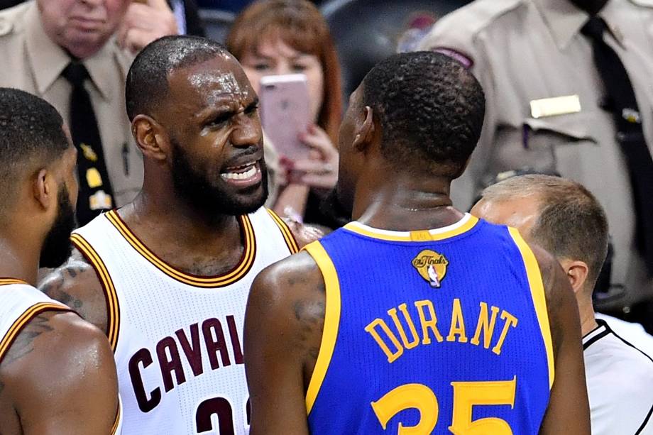 LeBron James do Cleveland Cavaliers e Kevin Durant doGolden State Warriors discutem durante o jogo 4 das finais da NBA - 09/06/2017