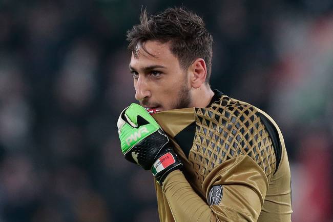 Goleiro do Milan, Gianluigi Donnarumma, beija a camisa durante partida contra o Juventus, em Turin, Itália