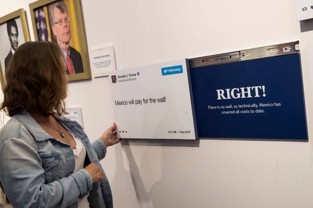 Exposição reúne as principais postagens do presidente Donald Trump no Twitter ao longo dos anos Exposição reúne as principais postagens do presidente Donald Trump no Twitter ao longo dos anos