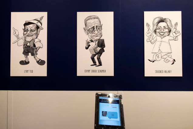 Exposição reúne as principais postagens do presidente Donald Trump no Twitter ao longo dos anos Exposição reúne as principais postagens do presidente Donald Trump no Twitter ao longo dos anos