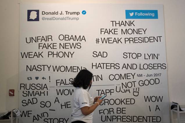 Exposição reúne as principais postagens do presidente Donald Trump no Twitter ao longo dos anos Exposição reúne as principais postagens do presidente Donald Trump no Twitter ao longo dos anos