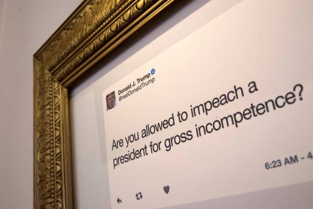 Exposição reúne as principais postagens do presidente Donald Trump no Twitter ao longo dos anos Exposição reúne as principais postagens do presidente Donald Trump no Twitter ao longo dos anos