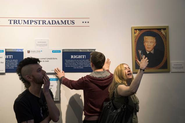 Exposição reúne as principais postagens do presidente Donald Trump no Twitter ao longo dos anos Exposição reúne as principais postagens do presidente Donald Trump no Twitter ao longo dos anos