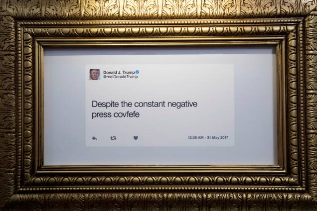 Exposição reúne as principais postagens do presidente Donald Trump no Twitter ao longo dos anos Exposição reúne as principais postagens do presidente Donald Trump no Twitter ao longo dos anos