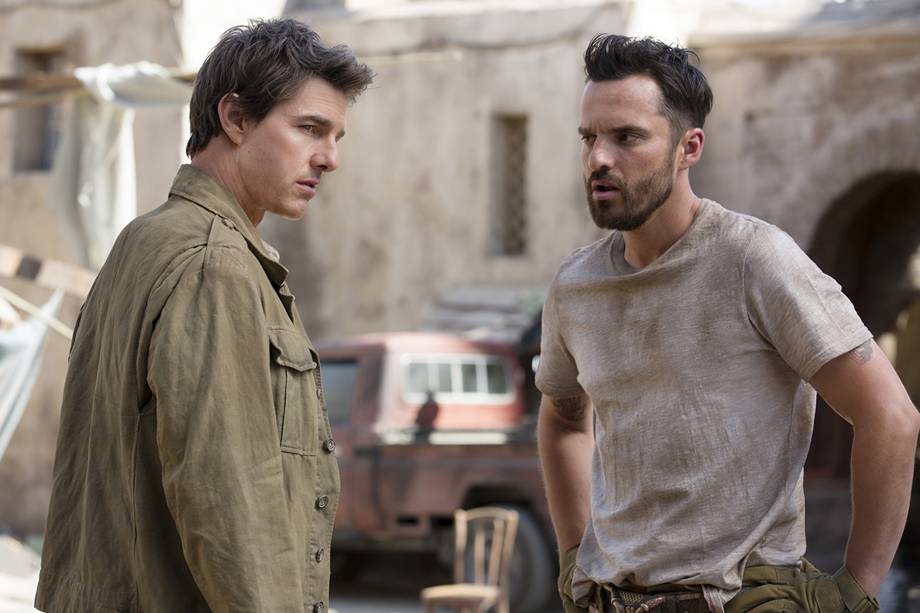 Tom Cruise (Rick O'Connell) e  Jake Johnson (Jonathan Carnahan) em cena do filme 'A Múmia'