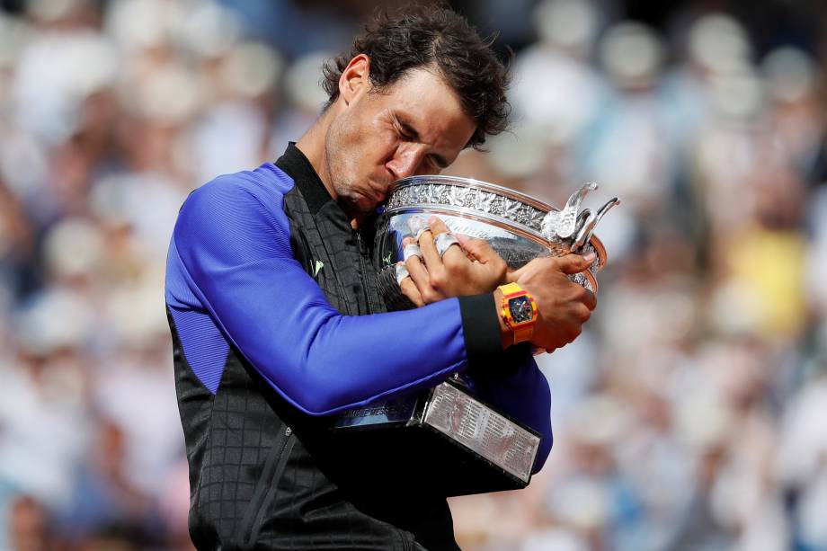 O tenista espanhol Rafael Nadal beija a taça de Roland Garros após vencer Stan Wawrinka na final - 11/06/2017