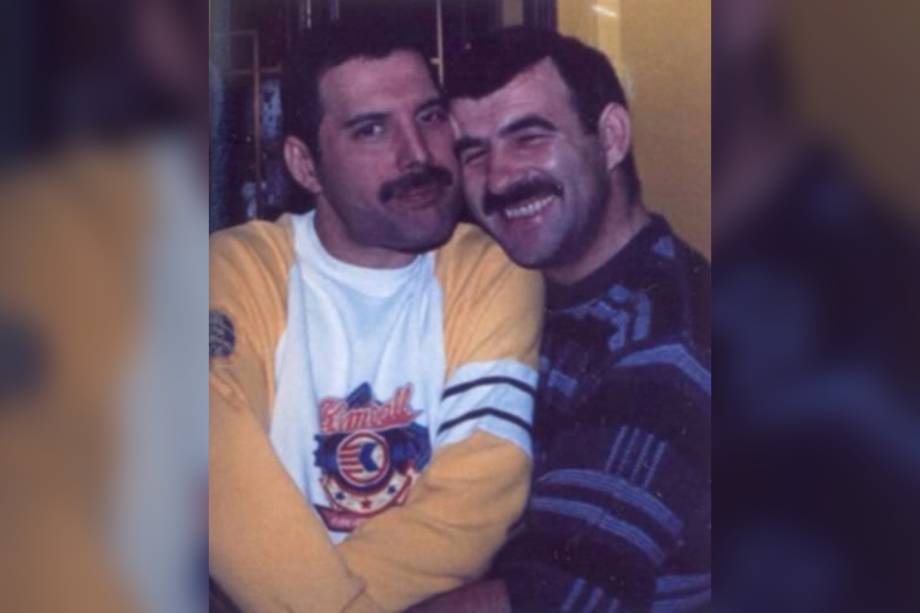 Freddie Mercury com seu namorado Jim Hutton no final da década de 1980