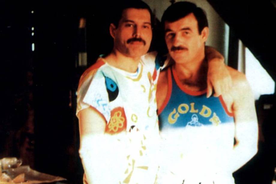 Freddie Mercury com seu namorado Jim Hutton no final da década de 1980