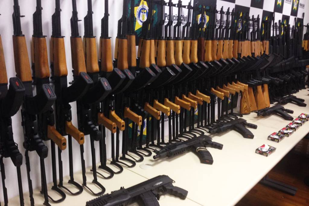 PF desmonta esquema de tráfico internacional de armas no Rio