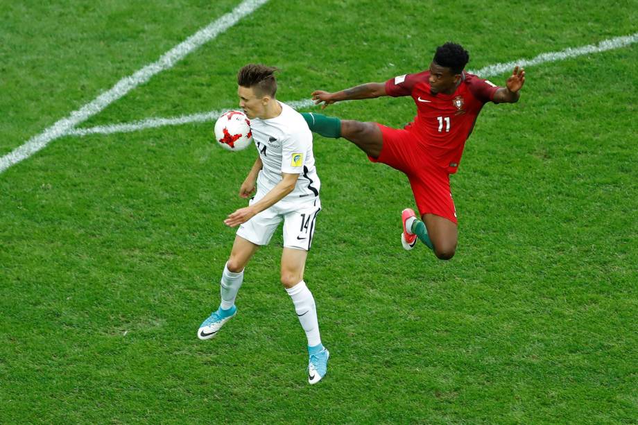 O volante Nelsinho da seleção de Portugal disputa jogada com o atacante Ryan Thomas da Nova Zelândia durante partida da fase de grupos no estádio de São Petesburgo - 24/06/2017