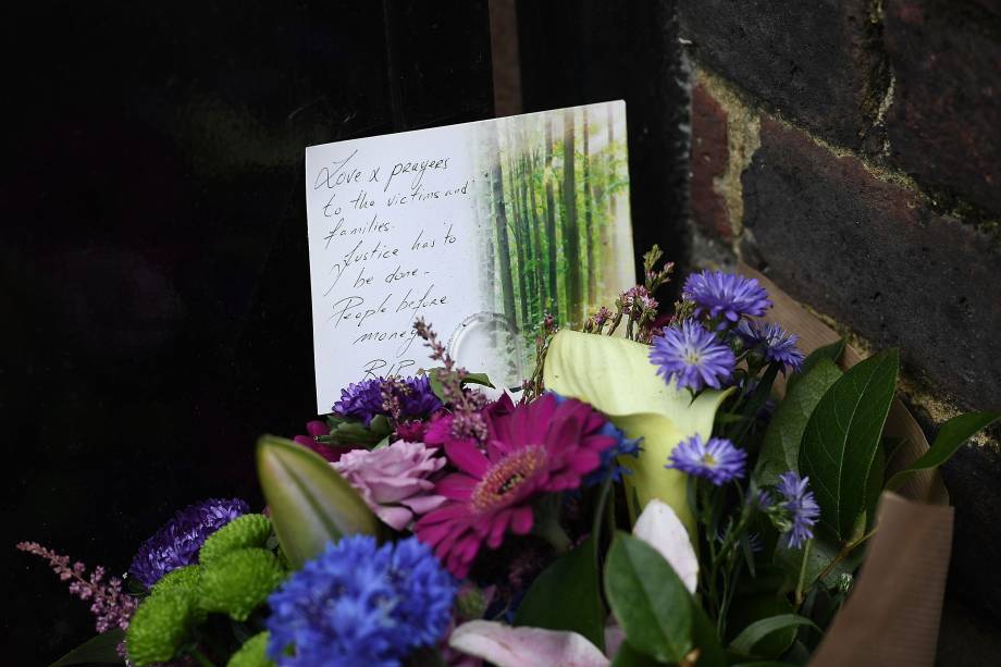 Buquê de flores é deixado próximo ao Grenfell Tower em solidariedade aos afetados pelo incêndio desta manhã - 14/06/2017