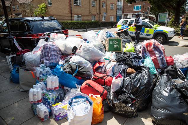Doações de cobertores, sacos de dormir, roupas e mantimentos com destino aos afetados pelo incêndio devastador no Grenfell Tower, em Londres - 14/06/2017 Doações de cobertores, sacos de dormir, roupas e mantimentos com destino aos afetados pelo incêndio devastador no Grenfell Tower, em Londres - 14/06/2017