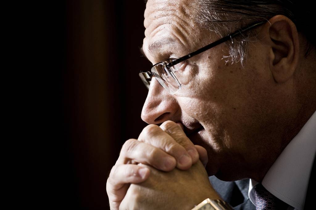 Mãos e pés sujos de lama