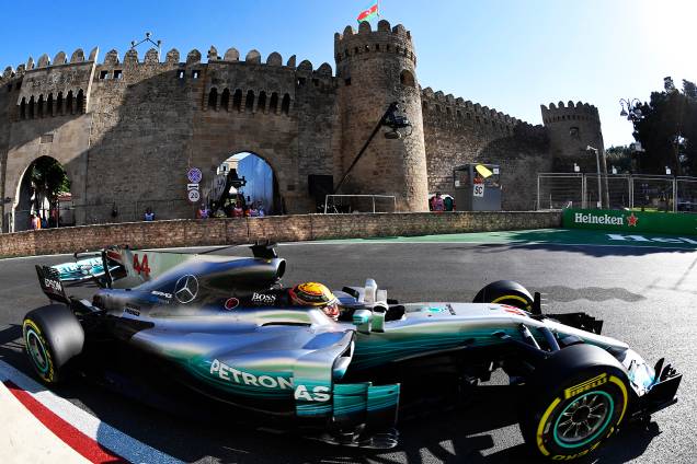 O piloto inglês Lewis Hamilton durante o Grande Prêmio do Azerbaijão, na oitava etapa da temporada de 2017 da Fórmula 1 - 25/06/2017 O piloto inglês Lewis Hamilton durante o Grande Prêmio do Azerbaijão, na oitava etapa da temporada de 2017 da Fórmula 1 - 25/06/2017