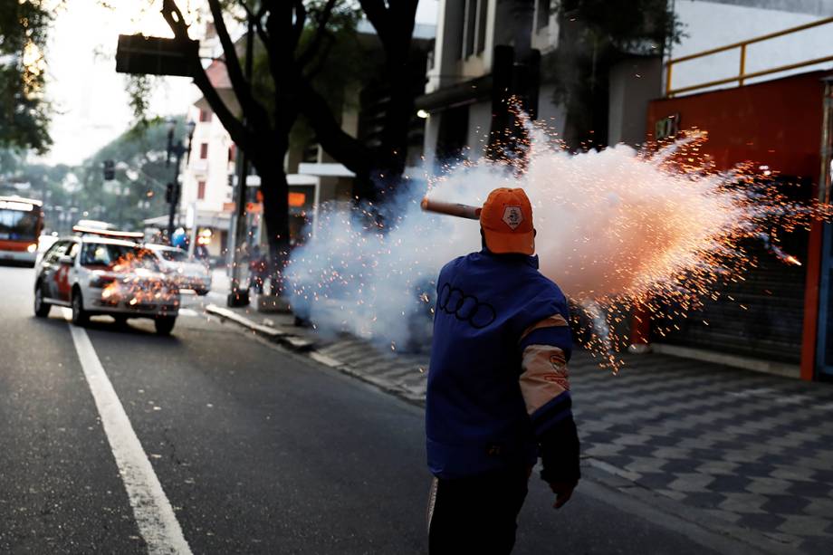 Membro do Movimento dos Sem-Teto protesta contra reformas propostas pelo Governo Temer, em São Paulo - 30/06/2017