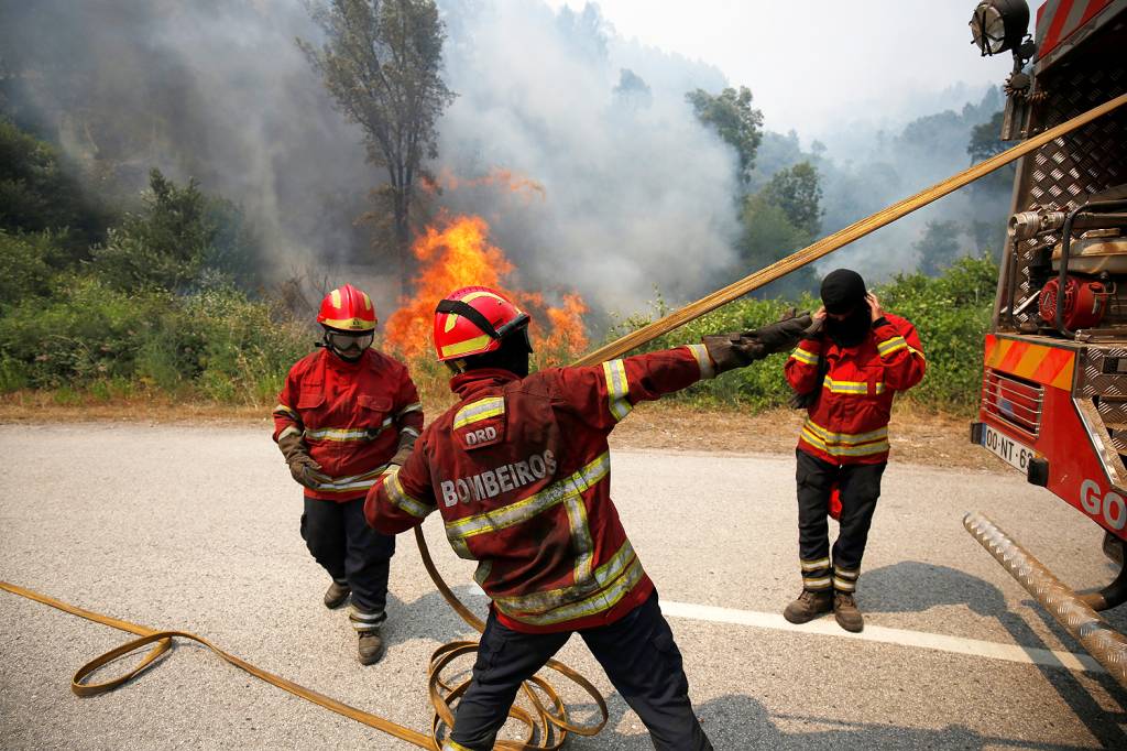 Incêndio florestal em Portugal está sob controle após 64 mortes