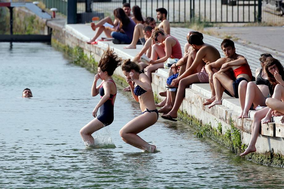 Turistas se refrescam no parque La Villette, devido as altas temperaturas de verão atingem Paris, na França - 22/06/2017