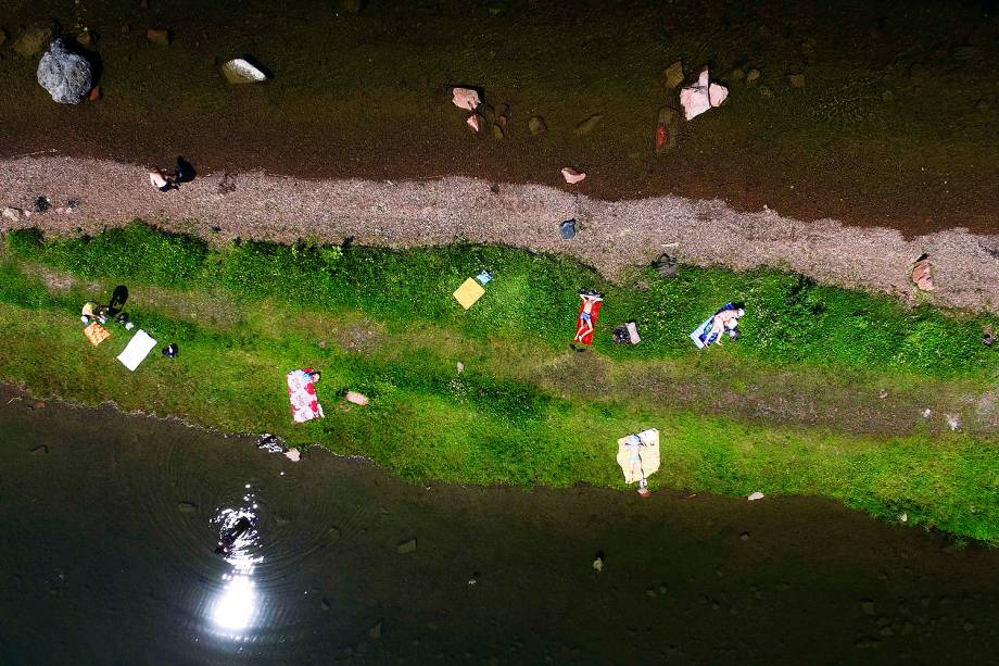 Turistas aproveitam o forte calor às margem do rio Yenisei em Krasnoyarsk, na região da Sibéria, na Rússia - 22/06/2017