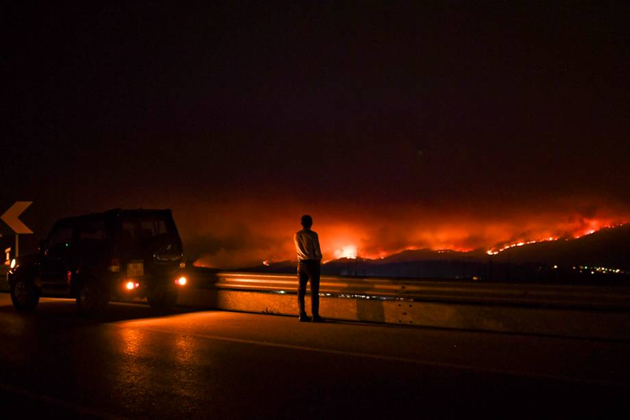 Grande incêndio florestal deixa pelo menos 62 mortos em Portugal - 18/06/2017