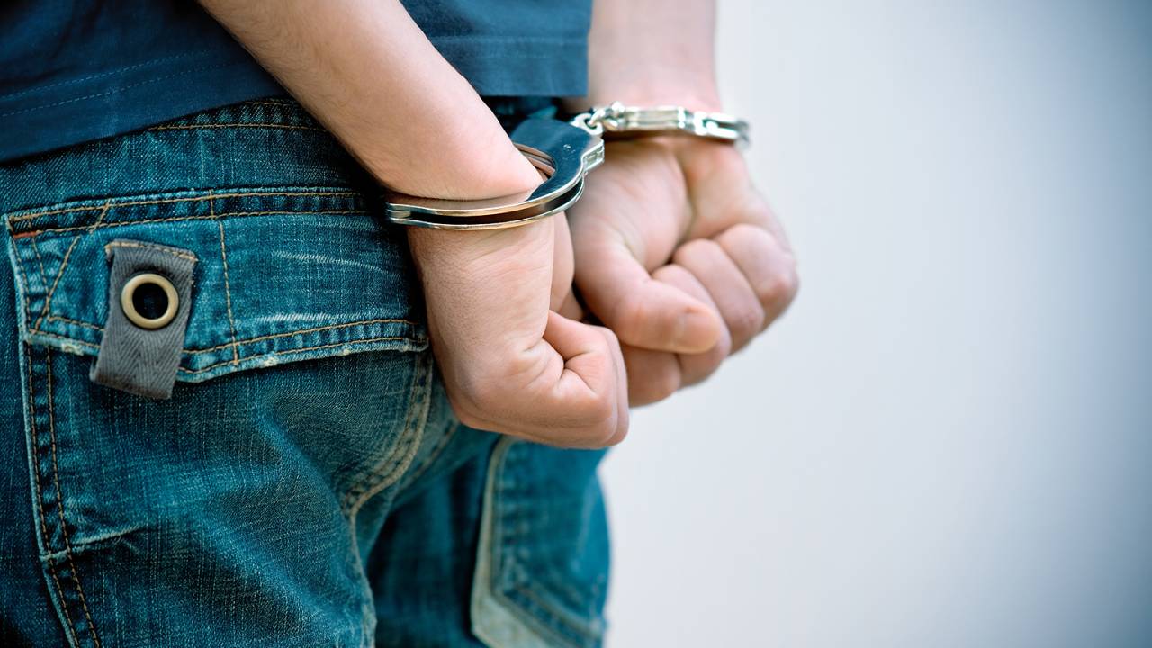 Adolescente preso com Algema