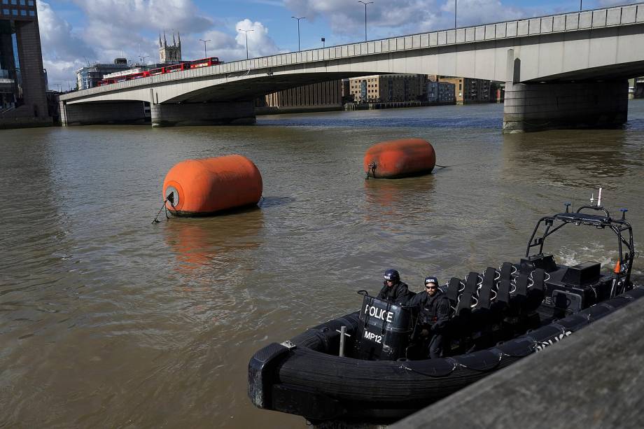 Segurança é reforçada após uma van atropeloar pedestres na London Bridge e pessoas serem esfaqueadas no Borugh Market, em Londres - 04/06/2017