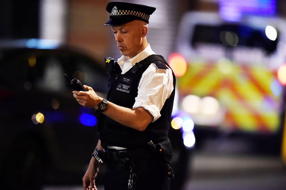 Polícia bloqueia a rua após uma van atropelar pedestres em ponte de Londres - 03/06/207