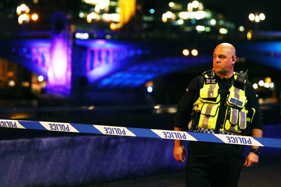 Policiais se dirigiram para a região da London Bridge - 03/06/2017