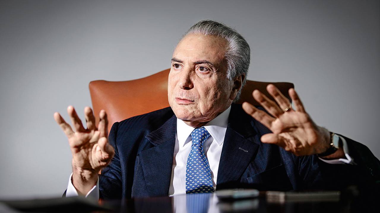 ENTREVISTAS DO PRESIDENTE - Temer nas Páginas Amarelas em julho de 2016, na edição de março deste ano e, na foto acima, na semana passada: “Não saio mesmo”