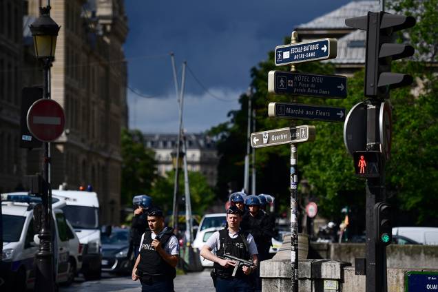 Policiais franceses fazem patrulha nos arredores da Catedral de Notre Dame, após tentativa de ataque com um martelo em frente à igreja - 06/06/2017 Policiais franceses fazem patrulha nos arredores da Catedral de Notre Dame, após tentativa de ataque com um martelo em frente à igreja - 06/06/2017