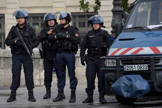 Policiais franceses fazem patrulha nos arredores da Catedral de Notre Dame, após tentativa de ataque com um martelo em frente à igreja - 06/06/2017 Policiais franceses fazem patrulha nos arredores da Catedral de Notre Dame, após tentativa de ataque com um martelo em frente à igreja - 06/06/2017