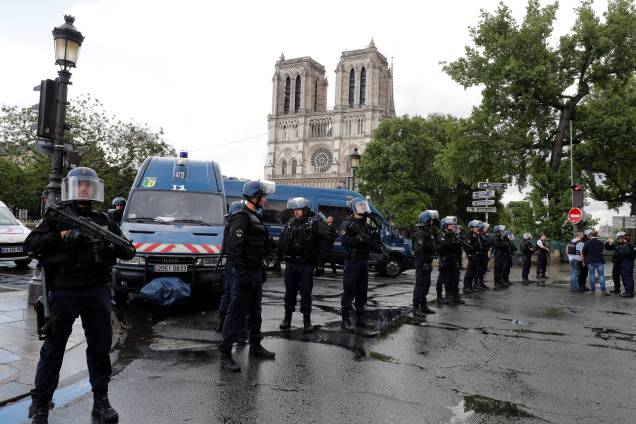 Polícia realiza operação no local de um incidente com tiros perto da Catedral de Notre Dame em Paris, França - 06/06/2017 Polícia realiza operação no local de um incidente com tiros perto da Catedral de Notre Dame em Paris, França - 06/06/2017