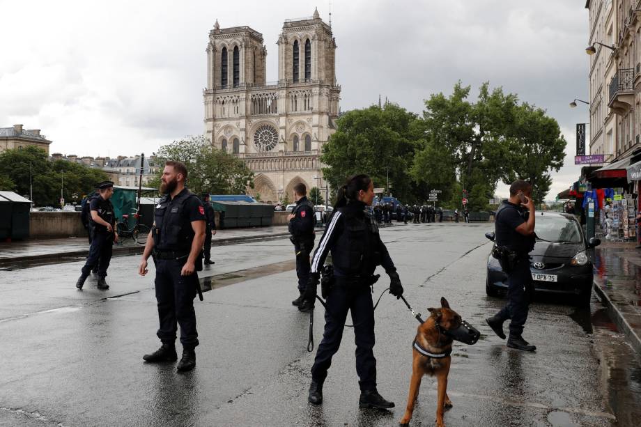 Polícia realiza operação no local de um incidente com tiros perto da Catedral de Notre Dame em Paris, França - 06/06/2017 Polícia realiza operação no local de um incidente com tiros perto da Catedral de Notre Dame em Paris, França - 06/06/2017