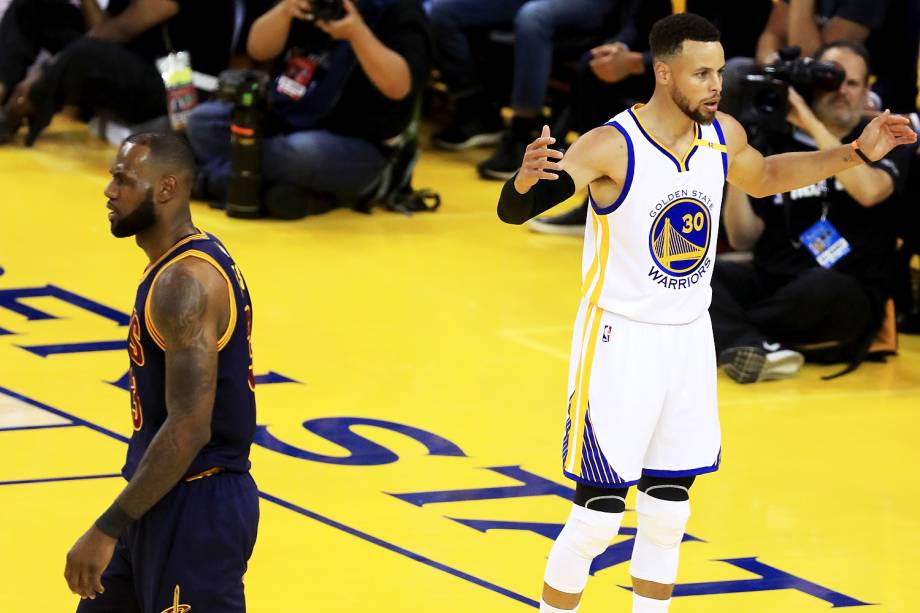 LeBron James e Stephen Curry durante o primeiro jogo da final da NBA entre Golden State Warriors e Cleveland Cavaliers- 01/06/2017