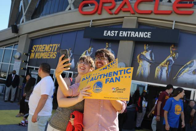 Público chega na Oracle Arena para ver o Golden State Warriors e Cleveland Cavaliers, na quarta partida da final da NBA - 12/06/2017 Público chega na Oracle Arena para ver o Golden State Warriors e Cleveland Cavaliers, na quarta partida da final da NBA - 12/06/2017