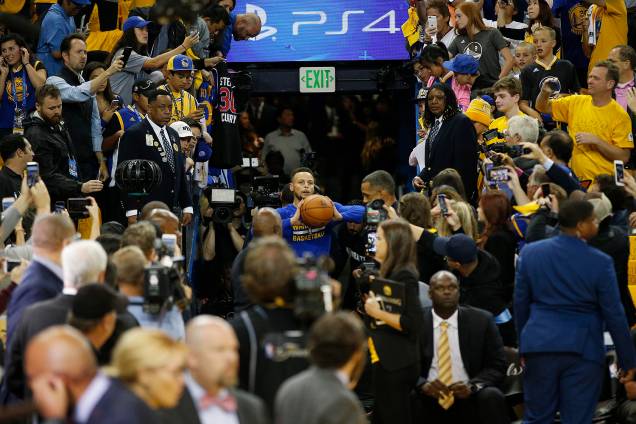 Stephen Curry do Golden State Warrior antes do confronto contra o Cleveland Cavaliers, na quarta partida da final da NBA - 12/06/2017 Stephen Curry do Golden State Warrior antes do confronto contra o Cleveland Cavaliers, na quarta partida da final da NBA - 12/06/2017