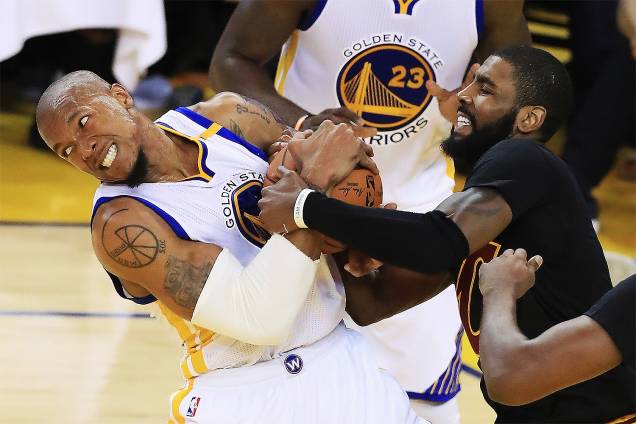 David West do Golden State Warriors e Kyrie Irving Cleveland Cavaliers durante partida no jogo 5 das finais da NBA - 12/06/2017 David West do Golden State Warriors e Kyrie Irving Cleveland Cavaliers durante partida no jogo 5 das finais da NBA - 12/06/2017