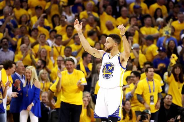 Stephen Curry do Golden State Warriors comemora durante partida contra Cleveland Cavaliers no jogo 5 das finais da NBA - 12/06/2017 Stephen Curry do Golden State Warriors comemora durante partida contra Cleveland Cavaliers no jogo 5 das finais da NBA - 12/06/2017