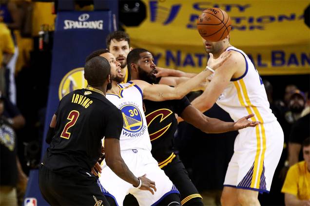 Stephen Curry do Golden State Warriors recebe o Cleveland Cavaliers para a segunda partida da final da NBA - 04/06/2017 Stephen Curry do Golden State Warriors recebe o Cleveland Cavaliers para a segunda partida da final da NBA - 04/06/2017