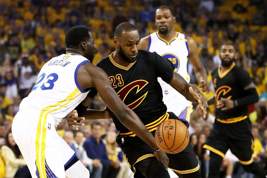 LeBron James do Cleveland Cavaliers em lance contra o Golden State Warriors, na segunda partida da final da NBA  - 04/06/2017