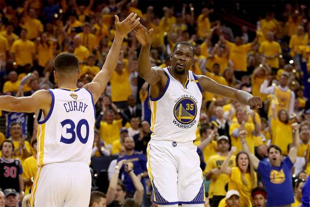 Stephen Curry e Kevin Durant do Golden State Warriors durante o confronto com Cleveland Cavaliers para a segunda partida da final da NBA - 04/06/2017 Stephen Curry e Kevin Durant do Golden State Warriors durante o confronto com Cleveland Cavaliers para a segunda partida da final da NBA - 04/06/2017